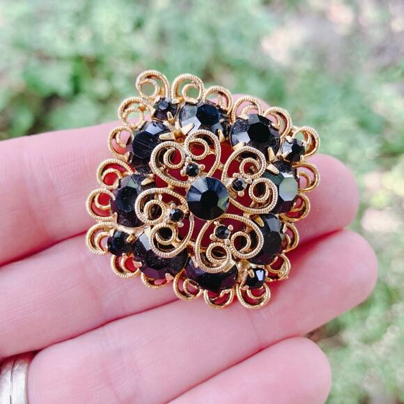 Vintage Gold Filigree Brooch Black Glass Rhinestones Scrollwork Tiered Layered - Picture 4 of 8